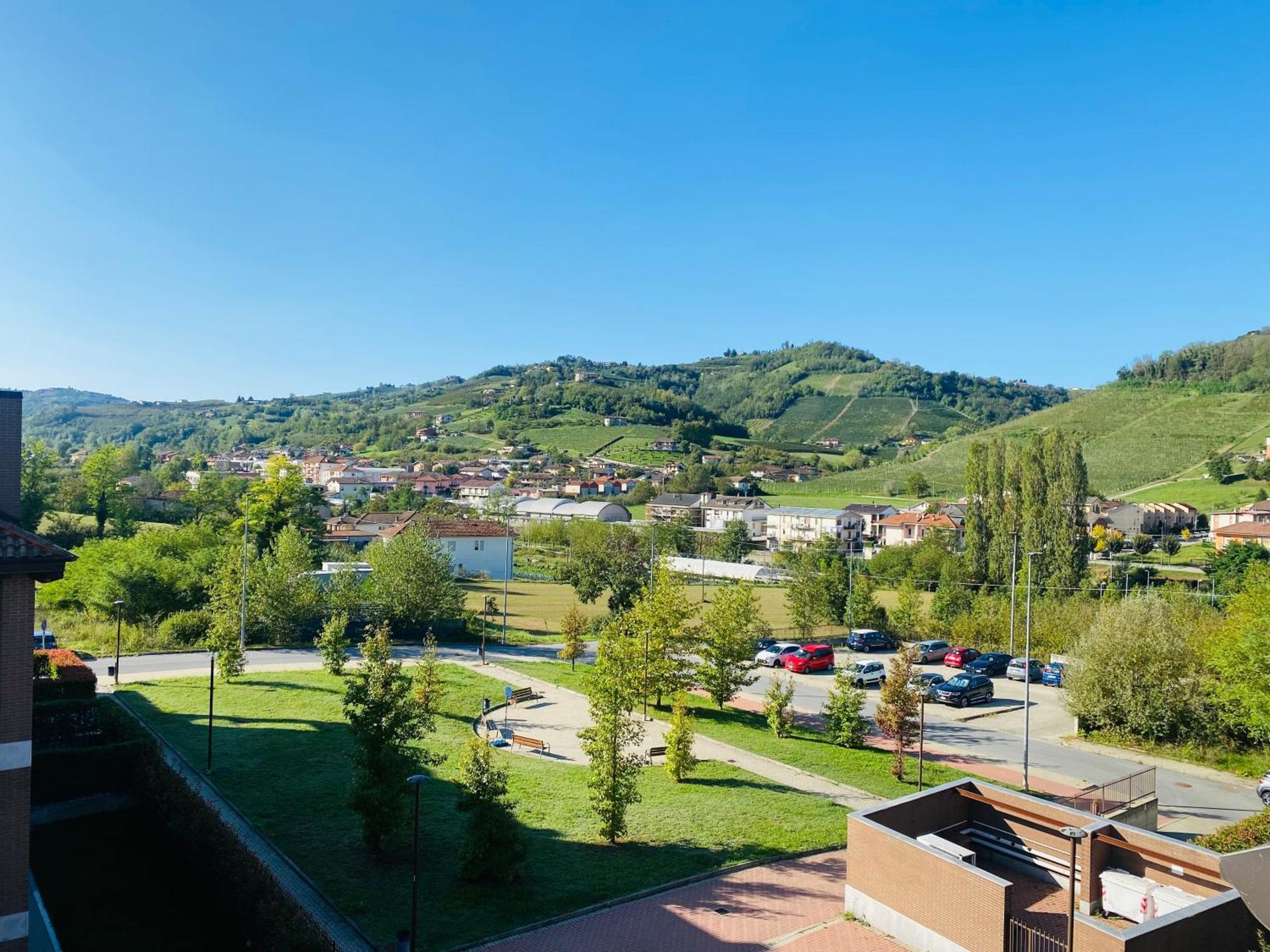 Attico Nel Cuore Delle Langhe - Free Parking Wi-Fi E Ac Alba  Dış mekan fotoğraf